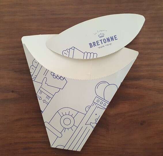 אפשר לתלוש בקלות חלק מעטיפת הקרטון כדי להגיע לחלקו הצר // צילום: רז ישראלי